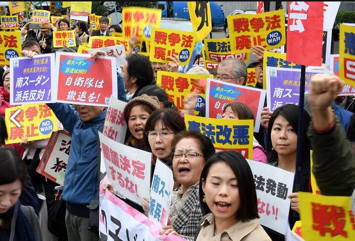 11月15日,約350人手持寫有“要求撤回自衛(wèi)隊(duì)”等內(nèi)容的標(biāo)語牌和橫幅,向日本政府抗議。