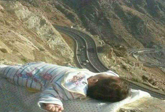 沙特一夫婦將嬰兒放懸崖邊拍照遭譴責(zé) 沙特一夫婦將嬰兒放懸崖邊拍照遭譴責(zé)