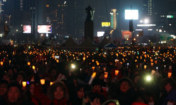 11月26日，在首爾市中心，韓國民眾參加集會要求樸槿惠下臺。新華社記者姚琪琳攝