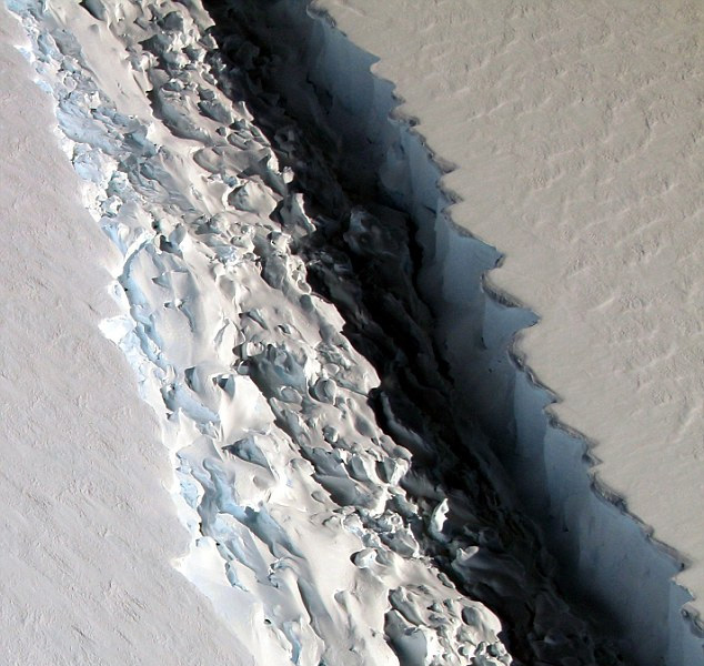 NASA發布南極拉森C冰架91米寬裂口照片