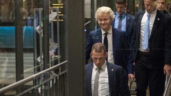 當地時間2017年3月15日,荷蘭海牙,被稱為“荷蘭版特朗普”的自由黨領導人威爾德斯離開議會。 視覺中國 圖