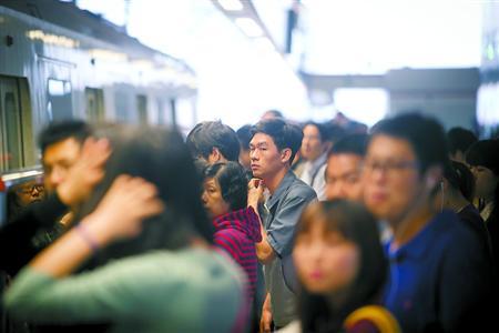 李光耀國葬后私人葬禮:超300人火化場外等候 李光耀國葬后私人葬禮:超300人火化場外等候