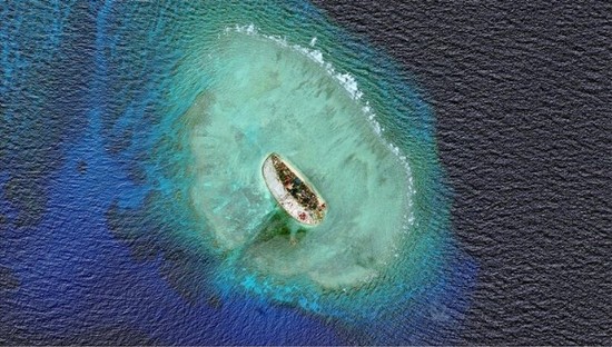 中國軍機探查南海被占島礁:機場擴大 導彈架豎起