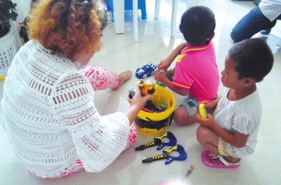 兄妹狗場內吃狗食喝河水續:已被愛心家庭暫時收留