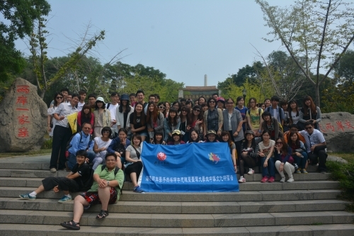 兩岸學(xué)子在海峽兩岸交流基地前合影留念 兩岸學(xué)子在海峽兩岸交流基地前合影留念