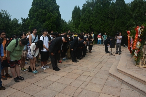 全體人員向忠魂碑三鞠躬致敬 全體人員向忠魂碑三鞠躬致敬