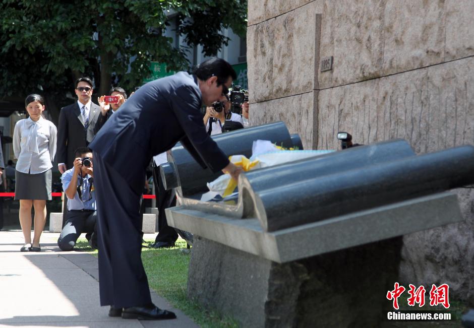 組圖:馬英九在臺北抗戰勝利暨臺灣光復紀念碑前追思獻花 組圖:馬英九在臺北抗戰勝利暨臺灣光復紀念碑前追思獻花
