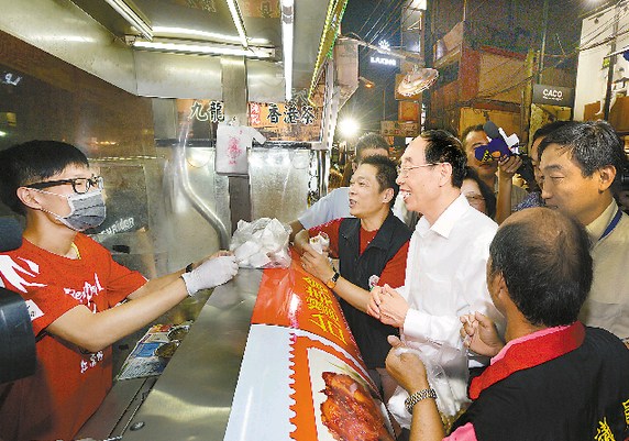 尤權走訪臺中逢甲夜市:臺灣小吃,好呷! 尤權走訪臺中逢甲夜市:臺灣小吃,好呷!