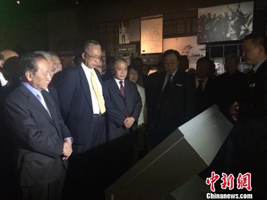 郁慕明:中國人齊心共御外侮手書“化悲憤為力量”