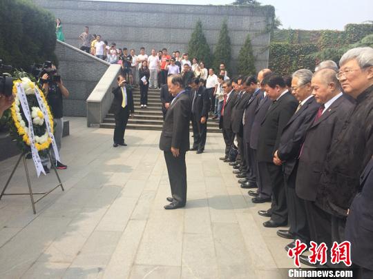 郁慕明:中國人齊心共御外侮 手書“化悲憤為力量” 郁慕明:中國人齊心共御外侮 手書“化悲憤為力量”