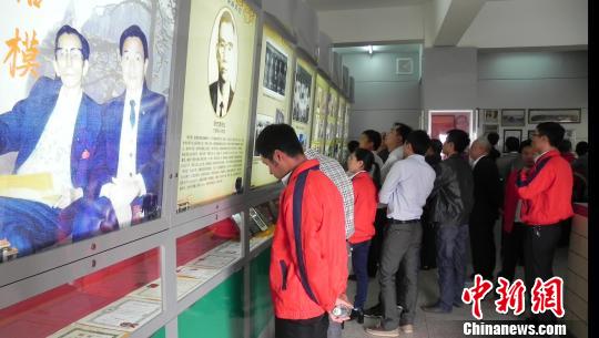 臺胞祖孫三代赴閩捐資興學 閩臺兩中學締結姐妹校 臺胞祖孫三代赴閩捐資興學 閩臺兩中學締結姐妹校