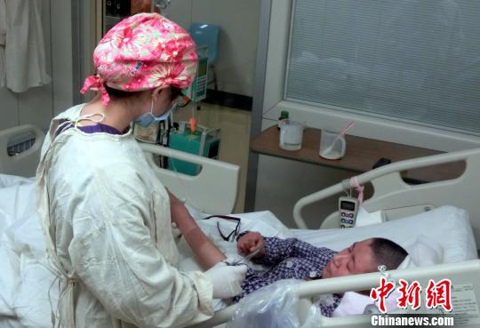 臺(tái)胞捐造血干細(xì)胞救助湖南白血病女孩(圖) 臺(tái)胞捐造血干細(xì)胞救助湖南白血病女孩(圖)