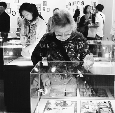 現場觀眾聚精會神地參觀展覽。 由主辦單位提供