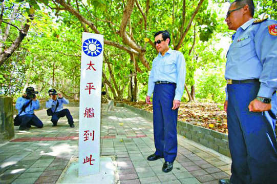 圖為登島后，馬英九到“太平艦到此”紀念碑前訪視。