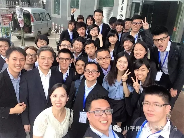 國臺辦張志軍主任與臺灣青年“自拍”合影。 國臺辦張志軍主任與臺灣青年“自拍”合影。