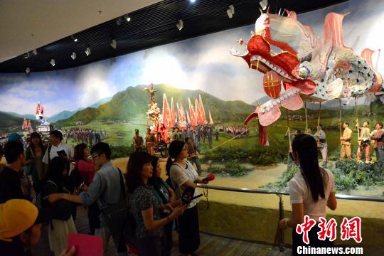 圖為兩岸記者、青年學生在龍巖市博物館了解閩西客家民俗活動。 張金川 攝