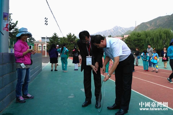 軍響中心小學校長(右)與中山小學校長(左)交流滾鐵環游戲 軍響中心小學校長(右)與中山小學校長(左)交流滾鐵環游戲
