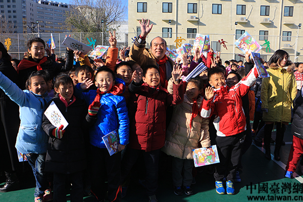 兩岸同胞攜手辦公益 環保漫畫書走進奮斗小學 兩岸同胞攜手辦公益 環保漫畫書走進奮斗小學