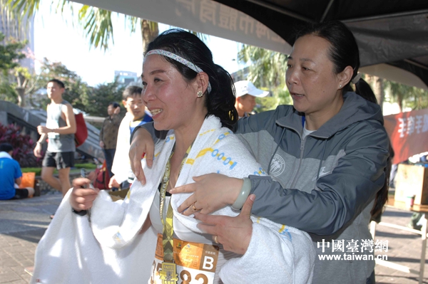 上海體育局有關領導為到達終點的跑者披上大毛巾。（中國臺灣網發 葛鳳章 攝）