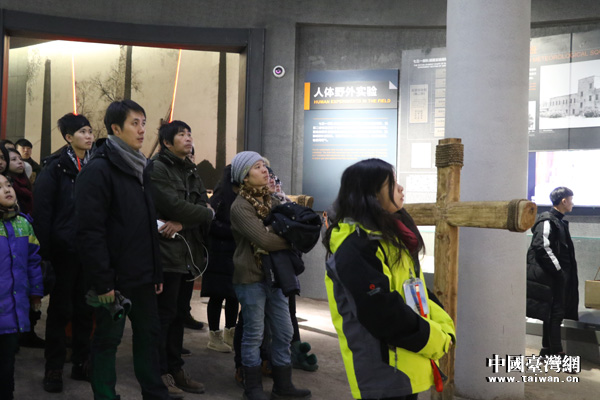 兩岸學生參觀“731部隊罪證陳列館” 兩岸學生參觀“731部隊罪證陳列館”