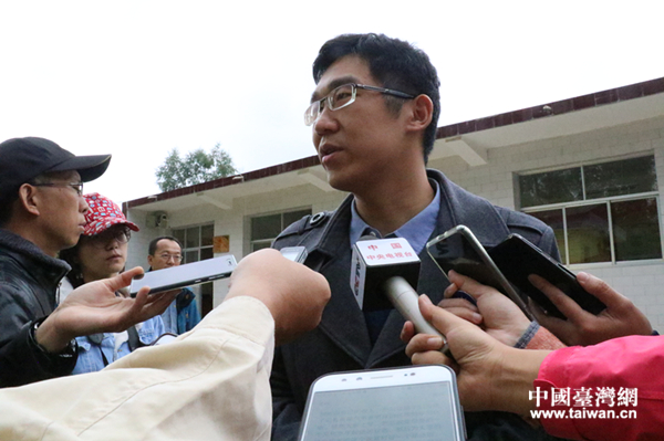 廣河縣莊窠集鎮(zhèn)紅星村第一書記常超接受兩岸記者聯(lián)合采訪。 廣河縣莊窠集鎮(zhèn)紅星村第一書記常超接受兩岸記者聯(lián)合采訪。