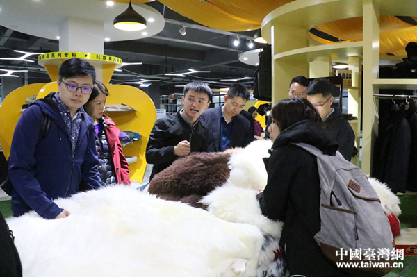 兩岸記者參訪廣河縣電商創(chuàng)業(yè)孵化園。 兩岸記者參訪廣河縣電商創(chuàng)業(yè)孵化園。