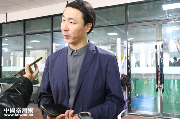 廣河縣縣委常委、副縣長李楊接受兩岸記者采訪。 廣河縣縣委常委、副縣長李楊接受兩岸記者采訪。