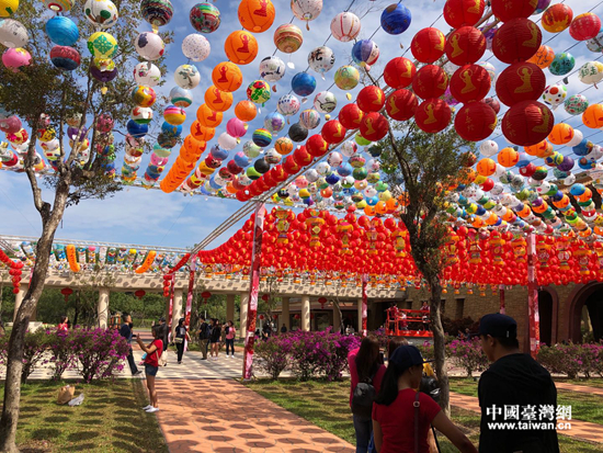 兩岸民眾在張燈結(jié)彩的臺(tái)灣佛光山游覽 兩岸民眾在張燈結(jié)彩的臺(tái)灣佛光山游覽