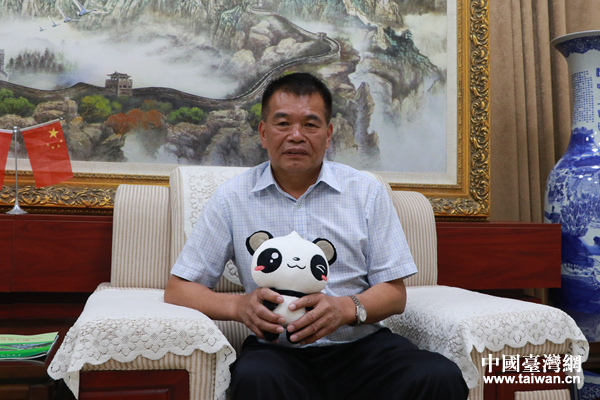 福建省泉州市新輝大投資發(fā)展有限公司董事長、海峽兩岸中小企業(yè)聯(lián)合促進(jìn)會(huì)會(huì)長呂雙輝。 福建省泉州市新輝大投資發(fā)展有限公司董事長、海峽兩岸中小企業(yè)聯(lián)合促進(jìn)會(huì)會(huì)長呂雙輝。