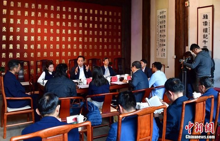 《臺灣通史》轉譯白話文項目專家論證會27日在位于福州三坊七巷的閩臺歷史文化研究院舉行,《臺灣通史》轉譯白話文項目正式啟動。張斌 攝