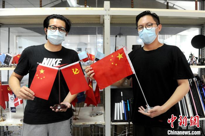 臺(tái)灣青年林煒竣(右)和陳志杰展示企業(yè)生產(chǎn)的產(chǎn)品。 張金川 攝