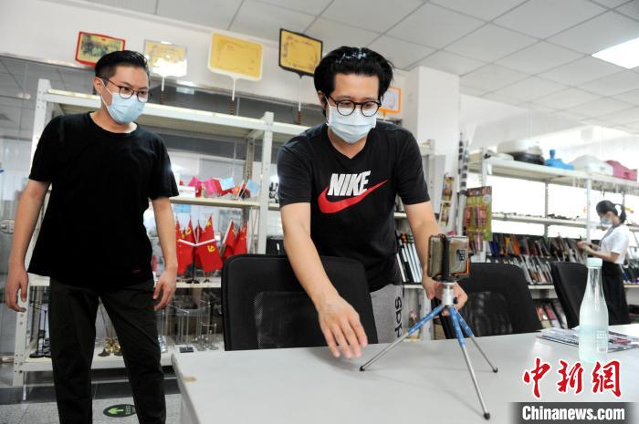 臺(tái)灣青年林煒竣(右)和陳志杰展示企業(yè)生產(chǎn)的產(chǎn)品。 張金川 攝