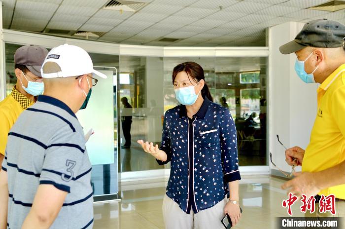 漳州臺(tái)商投資區(qū)黨工委書記蔡麗芬(右二)走進(jìn)臺(tái)企調(diào)研企業(yè)疫情防控和生產(chǎn)經(jīng)營情況。 漳州臺(tái)商投資區(qū)供圖