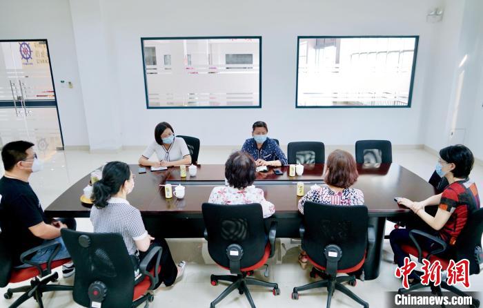 漳州臺(tái)商投資區(qū)黨工委書記蔡麗芬走進(jìn)臺(tái)企調(diào)研企業(yè)疫情防控和生產(chǎn)經(jīng)營情況。 漳州臺(tái)商投資區(qū)供圖