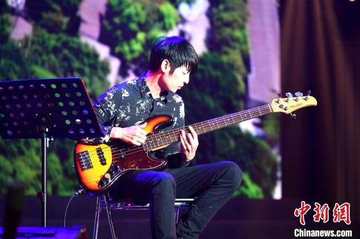 張家豪在福建藝術(shù)節(jié)閩臺青年音樂會上演出。 呂明 攝