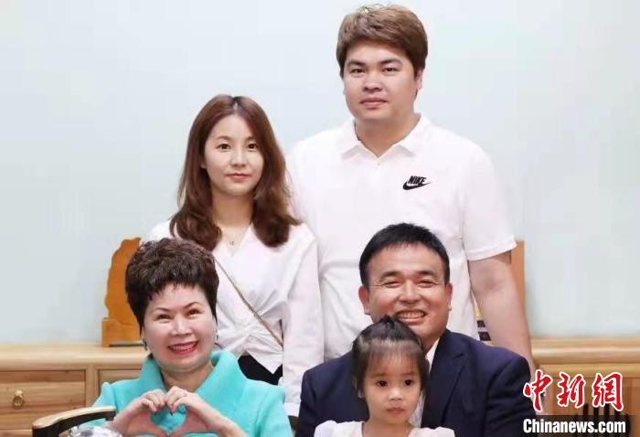 周勝煌一家。 周勝煌供圖