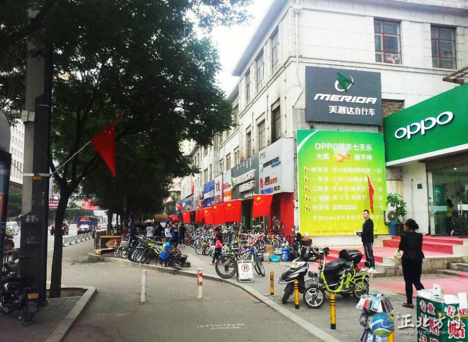 路邊的商家都在店門口掛上了國旗 路邊的商家都在店門口掛上了國旗