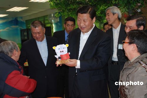 2009年1月10日,時任國家副主席習近平視察澳門街坊總會。在場活動的老者向習近平贈送折紙牛,祝牛年吉祥如意。