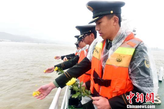 福建海警舉行“海上祭英烈·警地共緬懷”海祭活動 福建海警舉行“海上祭英烈·警地共緬懷”海祭活動