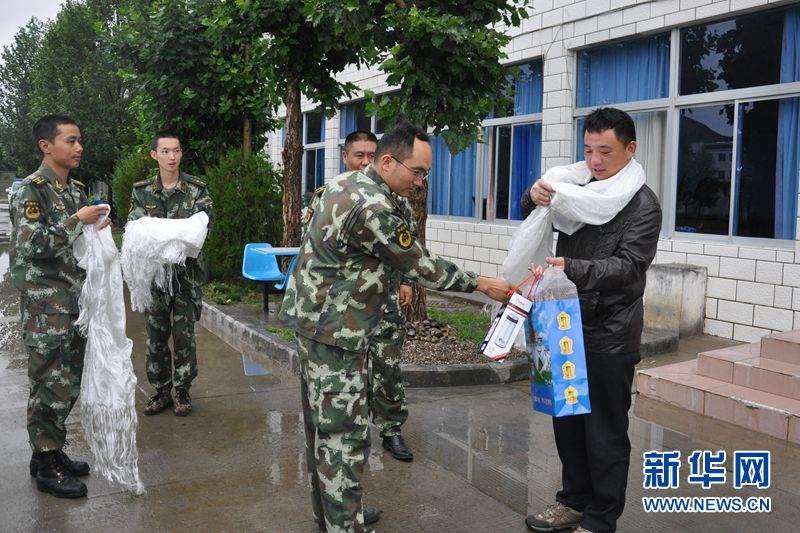 高原烙上奉獻足跡 心中留下友誼種子--西藏邊防總隊機動支隊歡送援藏期滿干部 高原烙上奉獻足跡 心中留下友誼種子--西藏邊防總隊機動支隊歡送援藏期滿干部