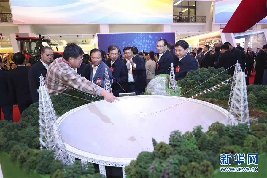 (十九大·圖文互動)不忘初心 不負時代——黨的十九大代表參觀“砥礪奮進的五年”大型成就展