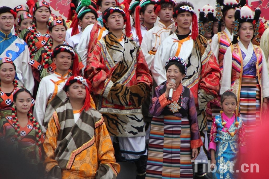 “心連心”藝術(shù)團走進西藏 “心連心”藝術(shù)團走進西藏