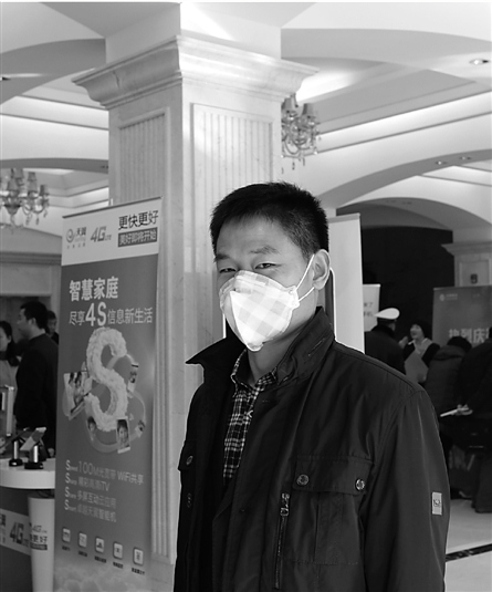 人大代表戴口罩報(bào)到:“霧霾話題,我們最關(guān)注” 人大代表戴口罩報(bào)到:“霧霾話題,我們最關(guān)注”