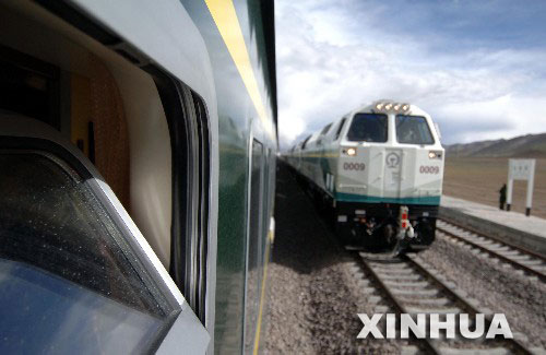 7月1日18時(shí)05分,從格爾木駛出的“青1”次列車和從拉薩駛出的“藏2”次列車在布強(qiáng)格車站勝利“會師”。“青1”次列車在布強(qiáng)格車站稍作停留后繼續(xù)駛向拉薩,“藏2”次列車則不停靠布強(qiáng)格車站,直接駛向格爾木。 新華社記者嘎瑪攝