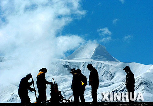 青藏鐵路建設(shè)者在西藏桑典康桑雪山腳下整道(2005年6月8日攝)。 青藏鐵路從西寧至拉薩全長(zhǎng)1956公里,是世界上海拔最高、線路最長(zhǎng)、穿越凍土里程最長(zhǎng)的高原鐵路。把鐵路修進(jìn)西藏是幾代中國(guó)人的夢(mèng)想,但這一想法直到新中國(guó)成立后才逐漸變?yōu)楝F(xiàn)實(shí)。青藏鐵路一期工程西寧至格爾木段于1958年開工,1984年交付營(yíng)運(yùn)。但限于當(dāng)時(shí)國(guó)家的經(jīng)濟(jì)實(shí)力以及高原、凍土等筑路技術(shù)難題尚未解決,格爾木至拉薩段被迫停建。2001年6月,國(guó)家總投資330.9億元?jiǎng)庸ば藿ㄇ嗖罔F路二期工程。這一工程跨越昆侖山、唐古拉山,通過多年凍土層和大片“生命禁區(qū)”,是人類鐵路建設(shè)史上亙古未有的穿越。它的建成將為神秘而古老的青藏高原帶來新的生機(jī)和活力! 新華社發(fā)