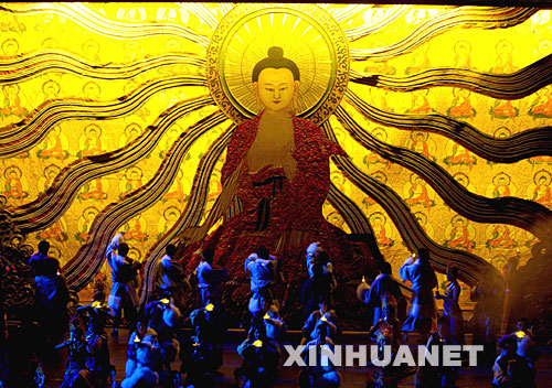 中央人民政府和西藏自治區人民政府一貫重視藏民族文化藝術的繼承和發展。近50年來，西藏藏語文教學，傳統音樂、舞蹈、民間故事以及古籍、檔案的挖掘整理等出現了百花齊放、百花爭艷的景象。同時，西藏自治區及各地、市成立了民族文化遺產搶救、整理和研究機構，展開了歷史上規模空前的搶救、搜集、整理、研究、編輯、出版民族民間文學藝術遺產的工作。經過幾十年來大規模地對西藏文化進行發掘、搶救和整理，西藏的文化得到切實的發揚光大，西藏文化從來沒有像今天這樣燦爛、繁榮。圖為在投資近兩千萬元打造的西藏首部原生態常態歌舞詩《幸福在路上》中，演員們在表演《雪頓展佛》（2007年8月7日攝）。新華社記者 普布扎西攝