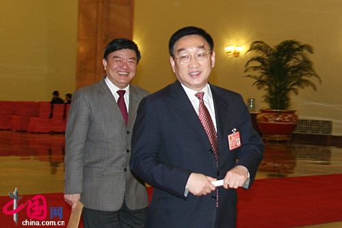 水利部長陳雷（圖左）、衛生部長陳竺（圖右）經過人民大會堂北門一笑而過