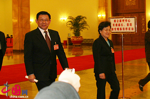商務部長陳德銘（圖左）、監察部長馬馼（圖右）經過人民大會堂北門一笑而過