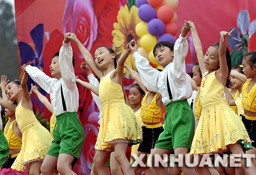 10月21日，小學生在表演歌舞。 當日，“頌歌向著太陽唱――南京群眾歡慶黨的十七大”大型群眾演唱會在南京水木秦淮廣場舉行。一些文藝工作者和社區群眾載歌載舞，歡慶黨的十七大勝利閉幕。 新華社記者 孫參 攝