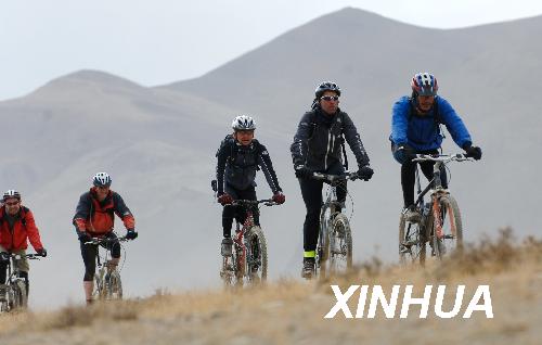資料圖片：幾名外國(guó)游客騎車前往珠峰旅游（攝于2007年5月14日）。 新華社記者 索朗羅布 攝